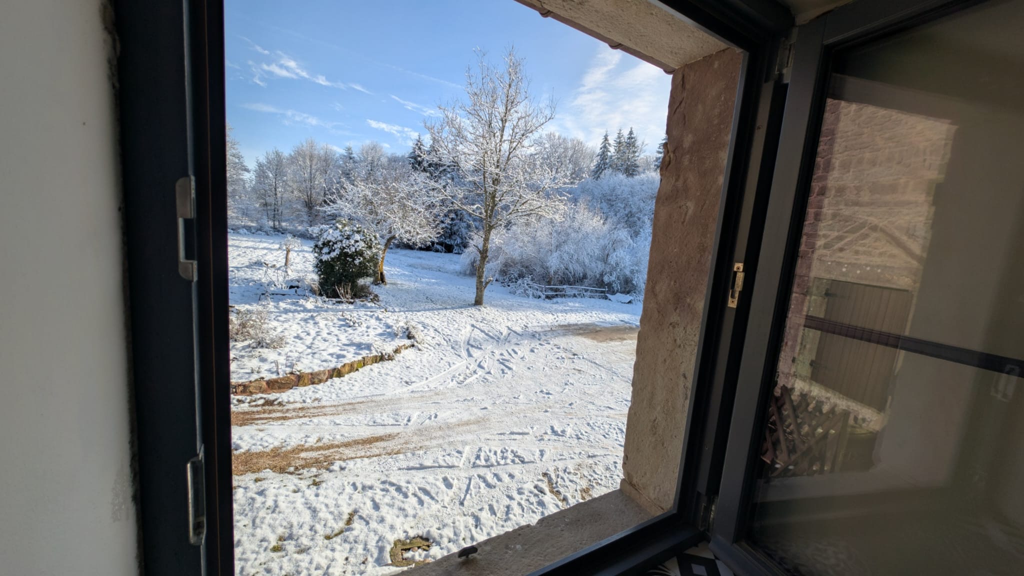 Vue depuis la fenêtre, paysage enneigé