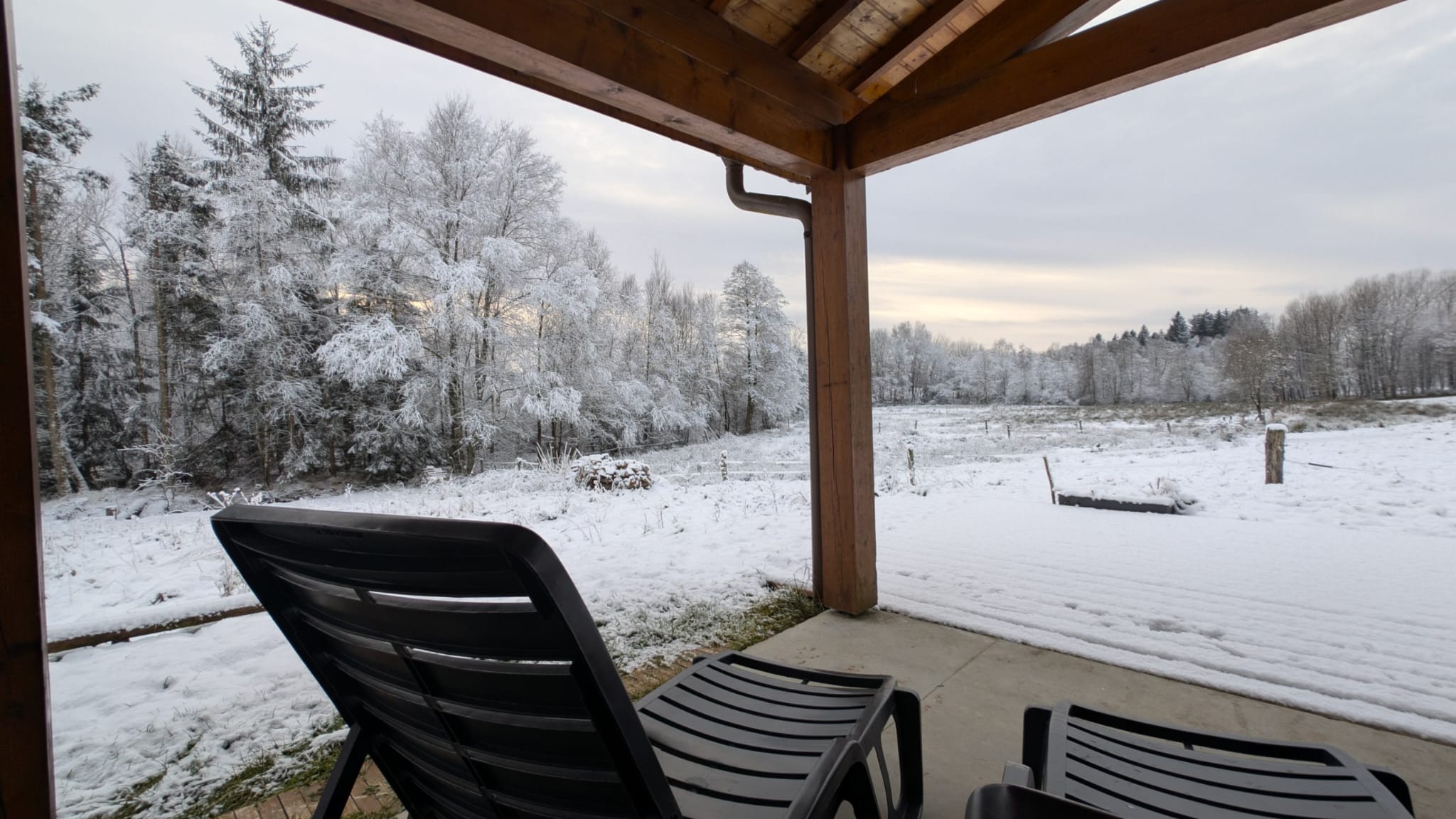 Terrasse couverte avec vue sur la forêt enneigée