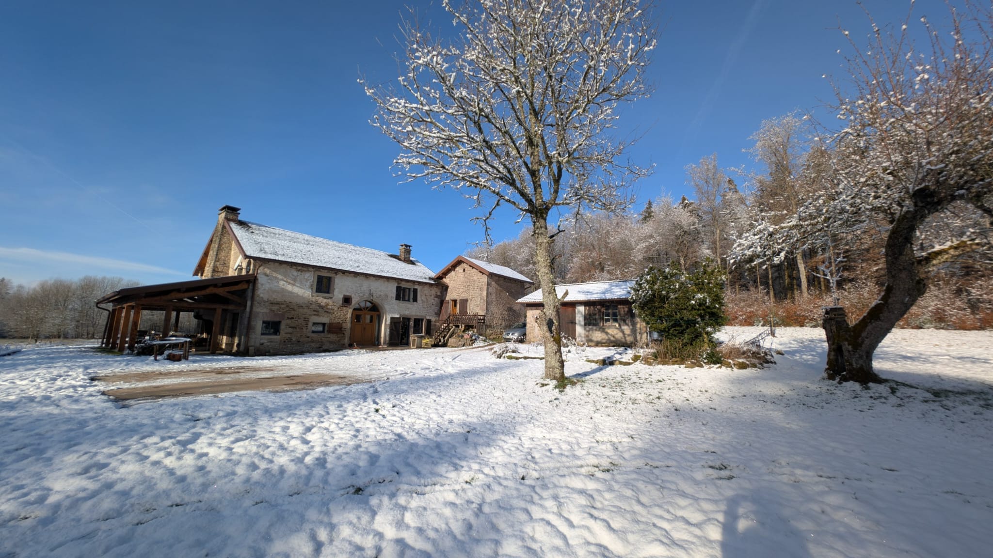Vue d'ensemble du gite sous le soleil d'hiver